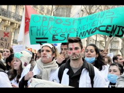 Découvrez en photos la manifestation parisienne des infirmiers et infirmières du 4 mars