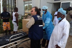 L’OMS fournit des équipements de protection contre le virus Ebola à un hôpital de Conakry en Guinée. © OMS/T. Jasarevic