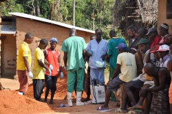 © Amandine Colin/MSF Pour parvenir à contrôler une épidémie d’Ebola, les équipes doivent travailler en étroite coopération avec les populations touchées.