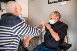 Stéphane Chauvin, infirmier et référent vaccination du département 93 en train de vacciner une personne sensibilisée par l'équipe