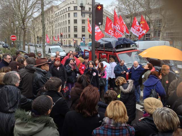 Rassemblement des cadres de santé paramédicaux (infirmier...) devant le ministère de la Santé le 18 décembre dernier