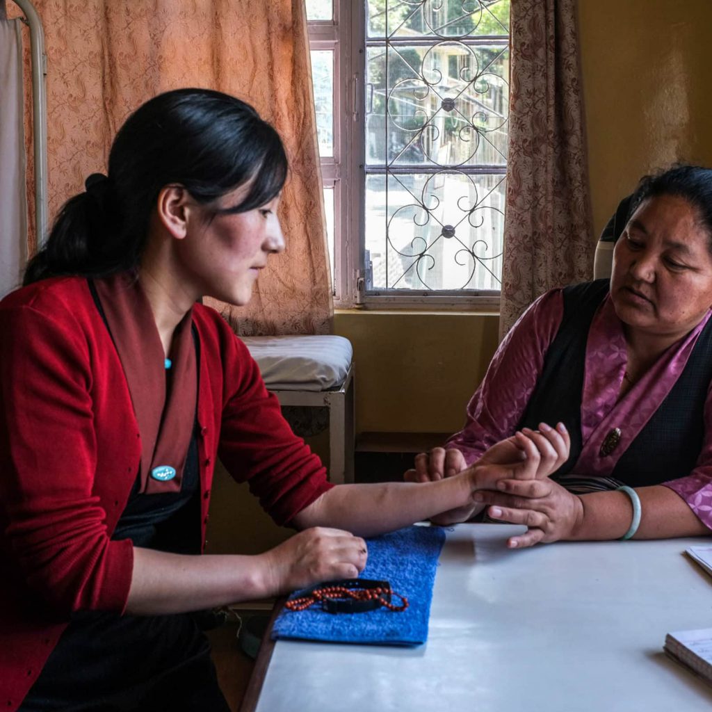 Au pays du Dalaï Lama, une médecine alternative millénaire