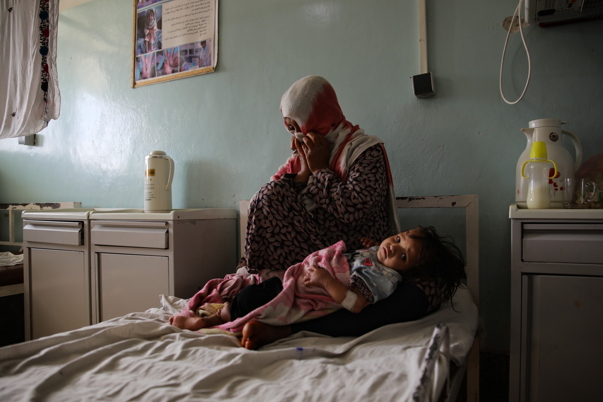 Une femme et son bébé dans le service de traitement des enfants en malnutrition à l'hôpital Mirwais de Kandahar